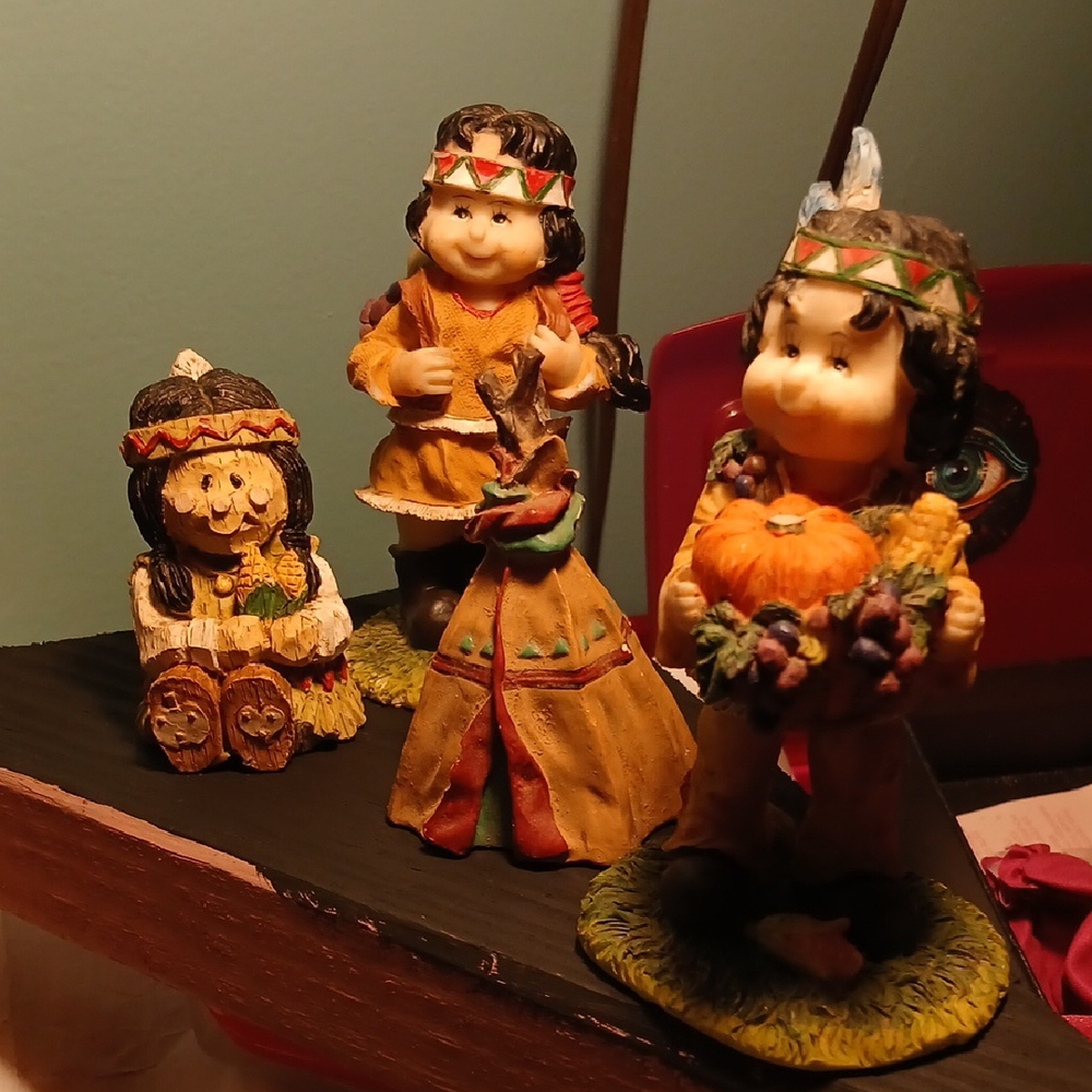Charming Native American Figurine Set - Multicolor